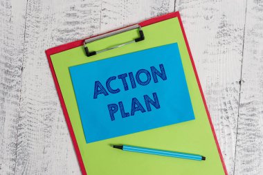 Eylem Planını gösteren metin işareti. Kavramsal fotoğraf önerilen strateji veya belirli bir süre için eylemlerin ders Renkli pano boş kağıt levha marker yapışkan not ahşap arka plan.