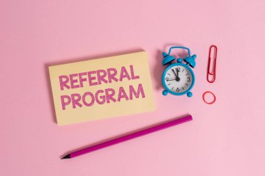 Kelime yazma metni Referans Programı. Kendi hastayı tedavi için başka bir doktora göndermek için iş konsepti. Renkli boş işaretleyici retro alarm saati. Renkli arka plan..