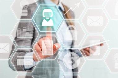 Şimdi uygulama Işe alma veya çalışan bir tablet bilgisayar kullanarak iş kadını ile gerekli kavram. Bayan ön sunan el mavi kızdırma kopya uzay metin simgeleri fütüristik modern teknoloji teknoloji bakmak