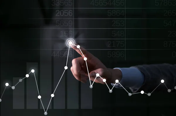 Geschäftsmann Hand berühren aufstrebende Wirtschaft Graph auf virtuellem Bildschirm - Geschäft, finanzielle Investitionserfolge Konzepte Hand-Punkt-Netzwerk, futuristisch. blau glühen futuristische moderne Technologie Tech-Look. — Stockfoto