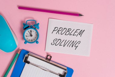 Problem Çözme'yi gösteren not yazma. Zor veya karmaşık sorunlara çözüm bulma iş fotoğrafı vitrin süreci Çalar saat pano kağıt levhalar fare işaretleri renkli arka plan.