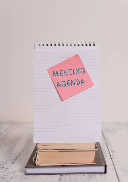 Menulis catatan menunjukkan Pertemuan Agenda. Foto bisnis menampilkan barang-barang yang diharapkan para peserta untuk dicapai dalam rapat buku catatan spiral buku catatan lengket tergeletak meja retro kayu . — Stok Foto