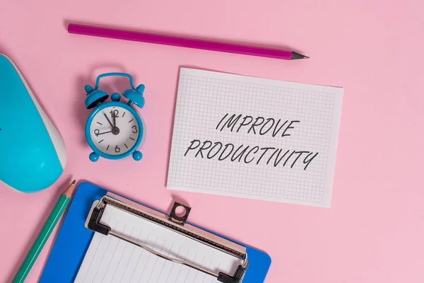 Nota de escritura que muestra Mejorar la productividad. Exhibición de fotos de negocios para aumentar la eficiencia de la máquina y el proceso Alarma reloj portapapeles hojas de papel marcadores de ratón de color de fondo . — Foto de Stock