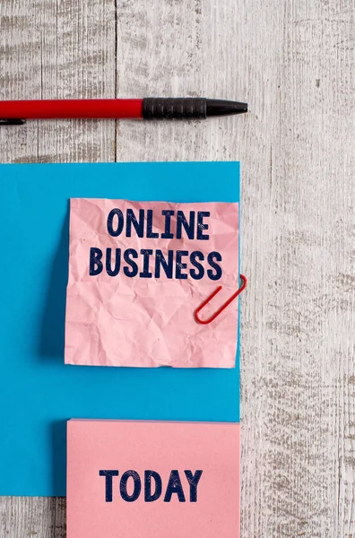 Texte d'écriture Word Online Business. Concept d'entreprise pour le partage d'informations sur les transactions commerciales sur Internet Papier et carton à rides et papier fixe placé au-dessus du fond en bois . — Photo