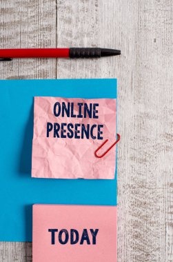 Kelime yazma metni Online Presence. Bir online arama Kırışıklık kağıt ve karton artı ahşap arka plan üzerine yerleştirilen sabit üzerinden bulunabilir birinin varlığı için İş kavramı.