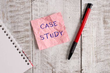 Vaka Çalışması gösteren not yazma. İş fotoğraf vitrin analizi ve bir sorun kırışıklık kağıt defter ve ahşap arka plan üzerine yerleştirilen sabit incelemek için özel bir araştırma tasarımı.