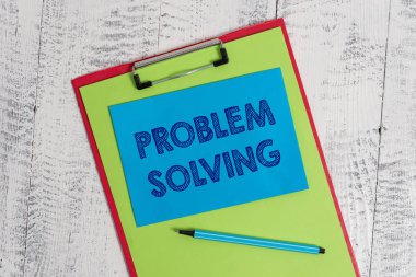Problem Çözme'yi gösteren metin işareti. Zor veya karmaşık sorunlara çözüm bulma kavramsal fotoğraf süreci Renkli pano boş kağıt levha marker yapışkan not ahşap arka plan.