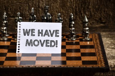 Taşındık'ı gösteren bir not yazıyorum. İş fotoğraf vitrin Bir ikamet veya yerden başka bir Relocate Boş Not Defteri Levha Yarım Satranç Tahtası Temalı Satranç Seti Parçaları Katlanmış gitmek için.