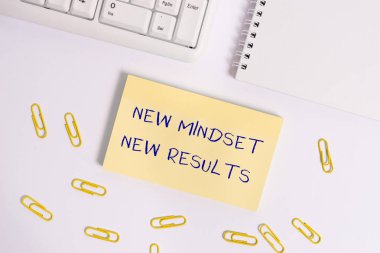 Yeni Mindset Yeni Sonuçlar gösteren kavramsal el yazma. Engelleri sergileyen iş fotoğrafı başarıya ulaşmak için fırsatlar.