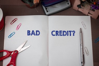 Kötü Kredi sorusunu gösteren not yazma. İş fotoğraf zamanında ve tam Makas ve yazma ekipmanları artı dokulu yukarıda matematik kitabı bir borç ödemek için bir gösteren yetersizlik vitrine