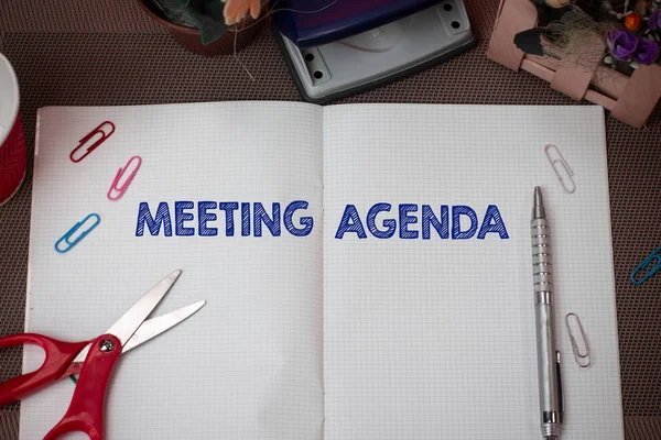 Schriftliche Notiz, die die Tagesordnung der Sitzung zeigt. Business-Foto mit Artikeln, die die Teilnehmer bei einem Meeting zu erreichen hoffen Schere und Schreibgeräte plus Mathe-Buch über texturiertem Hintergrund. — Stockfoto