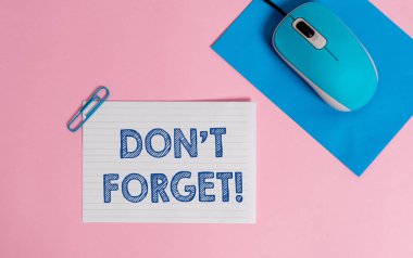 Don T Forget'ı gösteren bir metin işareti. Önemli bir gerçeği veya detay Tel elektronik fare çizgili boş kağıt yaprak klip renkli arka plan hakkında birisi hatırlatmak için kullanılan kavramsal fotoğraf.