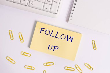 Follow Up 'ı gösteren kavramsal el yazısı. İş fotoğrafı gösterimi başladı bile bir şeyin devamını gösteriyor.