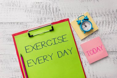 El yazısı metin Egzersiz Her Gün. Kavram anlamı vücut enerjik amacıyla uygun ve sağlıklı Metal pano levhalar marker çalar saat notları pad ahşap arka plan almak için vücut hareket.