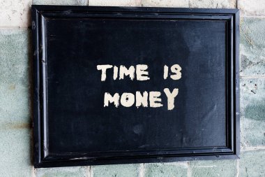 Time Is Money'yi gösteren bir not yazmak. İş fotoğrafı vitrine zaman değerli bir kaynak mümkün olduğunca çabuk şeyler yapın.