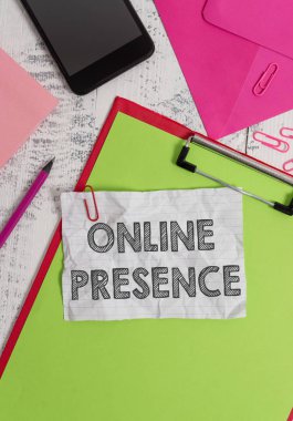 Online Varlığı gösteren kavramsal el yazısı. Bir online arama Pano levha kalem akıllı telefon klipleri not defteri ahşap arka üzerinden bulunabilir birinin varlığını gösteren İş fotoğraf.