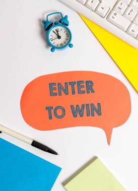 Enter To Win'i gösteren not yazma. Ödül veya kazanma şansı için bir değer alışverişi gösteren iş fotoğrafı.