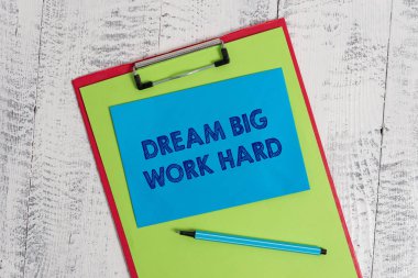 Dream Big Work Hard'ı gösteren bir metin işareti. Kavramsal fotoğraf Kendinize inanın ve hayalleri ve hedefleri takip Renkli pano boş kağıt levha marker yapışkan not ahşap arka plan.