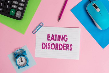 Kelime yazma metin Yeme Bozuklukları. Psikolojik anormal gıda alışkanlıkları fare hesap sayfaları klip marker not çalar saat renkli arka plan bir dizi için iş kavramı.