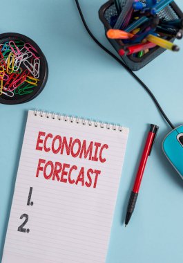 Ekonomik Tahmin gösteren not yazma. Pastel fon üzerinde fare ile ekonomi durumu Defter ve sabit hakkında tahminler yapma İş fotoğraf vitrin Süreci.