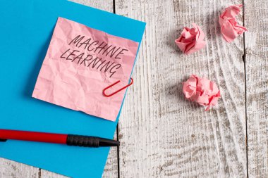 El yazısı metin yazma Makine Öğrenme. Kavram anlamı bilgisayarlara veri kırışıklık kağıdı ve karton artı ahşap arka plan üzerine yerleştirilmiş sabit ile öğretilebilir yeteneği vermek.