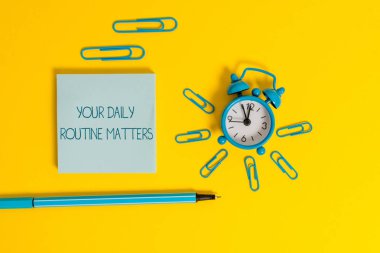 Word yazma metni Günlük Rutin Konular. Düzenli olarak sabit sipariş Metal çalar saat uyandırma klipleri tükenmez not defteri renkli arka plan şeyler yapıyor uygulama için iş konsepti.