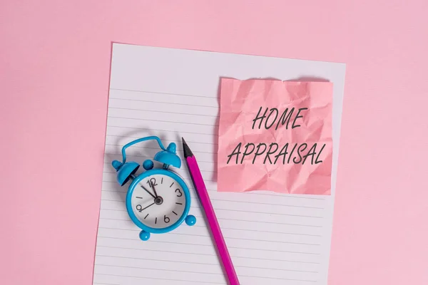 Schrijf notitie met de woning beoordeling. Business Photo presentatie bepaalt de werkelijke waarde en de evaluatie van eigenschap striped papier blad Opmerking potlood Vintage wekker gekleurde achtergrond. — Stockfoto