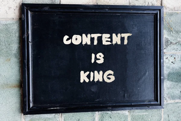 Skriva notering visar innehåll är kung. Business Photo skylta anser att innehållet är centralt för framgången för en webbplats. — Stockfoto