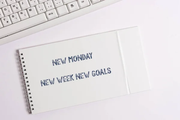 Signo de texto mostrando Nuevo Lunes Nueva Semana Nuevos Objetivos. Foto conceptual mostrando las resoluciones de la próxima semana Para hacer una lista . — Foto de Stock