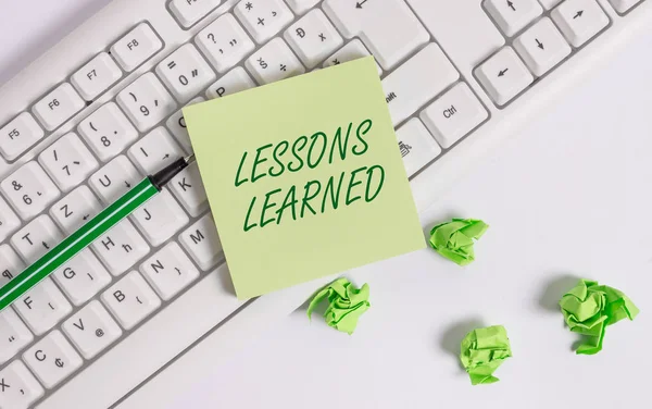 Escritura de palabras Lecciones aprendidas. Concepto de negocio para el conocimiento o la comprensión adquirida por la experiencia . — Foto de Stock