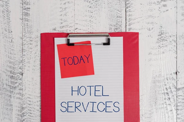 Εννοιολογική γραφή στο χέρι που δείχνει τις υπηρεσίες ξενοδοχείου. Επαγγελματικό κείμενο φωτογραφιών εγκαταστάσεις παροχές ενός καταλύματος και διαμονή σπίτι χρωματιστό πρόχειρο κενό φύλλο χαρτιού αυτοκόλλητη Σημείωση ξύλινο φόντο. — Φωτογραφία Αρχείου