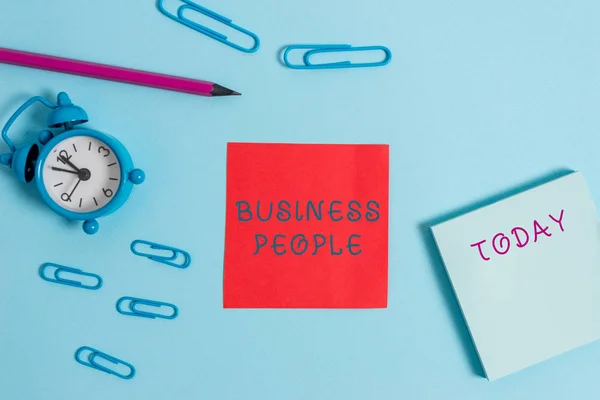 Escrevendo uma nota mostrando Business People. Foto de negócios mostrando pessoas que trabalham no negócio, especialmente em um nível executivo Relógio despertador clipes bloco de notas pegajosas lápis colorido fundo . — Fotografia de Stock