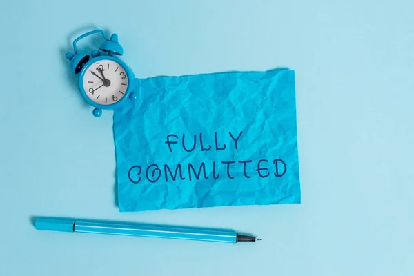 Escribir una nota mostrando Comprometidos. Muestra de fotos de negocios Extremadamente de acuerdo en hacer algo en la vida definitivamente Metal vintage reloj despertador aplastado hoja marcador cielo color fondo . — Foto de Stock