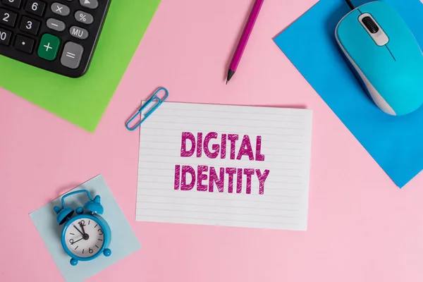 Testo di scrittura di parole Identità digitale. Business concept per informazioni sull'entità utilizzata dal computer per rappresentare agente Fogli calcolatrice clip marcatore nota sveglia sfondo colorato . — Foto Stock