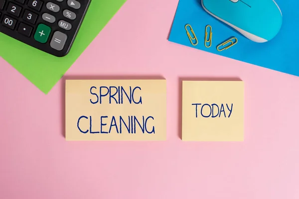 Schrijf notitie met voorjaars reiniging. Zakelijke fotopresentatie praktijk van grondig schoonmaken huis in de lente Wire Mouse draagbare Calculator blocnotes papier vellen kleur achtergrond. — Stockfoto