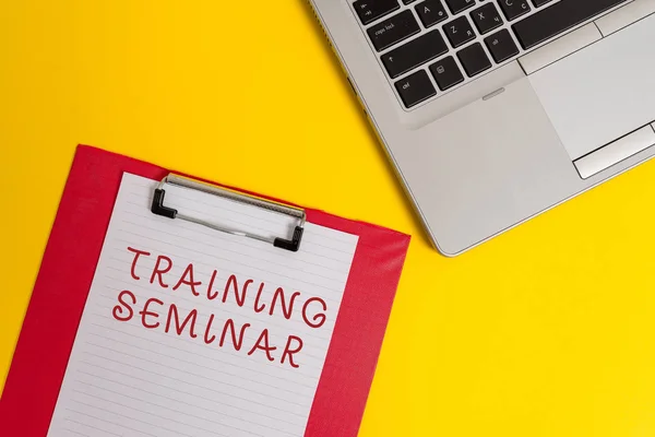 Conceptuele hand schrijven toont training seminar. Zakelijke foto tekst academische instructie formele presentatie van een onderzoek deel weergave metalen laptop Klembord papier vel gekleurde achtergrond. — Stockfoto