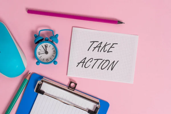 Scrivere una nota che mostra Take Action. Business photo vetrina per fare qualcosaoract al fine di ottenere un risultato particolare Sveglia appunti fogli di carta pennarelli del mouse sfondo colorato . — Foto Stock