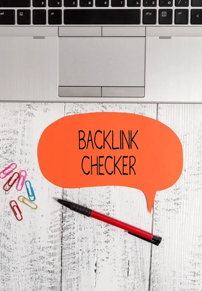 Znak tekstowy przedstawiający backlink Checker. Zdjęcie koncepcyjne Znajdź konkurentów najcenniejsze i Spot wzory otwarte laptop puste mowy Bańka pióro długopis kolorowe klipy Vintage drewniane. — Zdjęcie stockowe