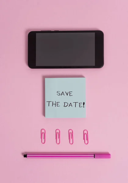 Konzeptionelle Handschrift, die das Datum speichert. Business-Foto präsentiert Reserve der genannten zukünftigen Hochzeitsdatum auf ihrem Kalender farbigen Klebeband Clips Smartphone Pen Pastell Hintergrund. — Stockfoto