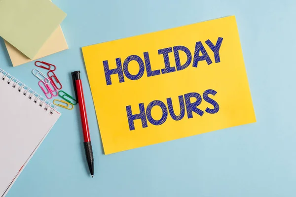 Note d'écriture montrant les heures de vacances. Photo d'affaires montrant l'employé reçoit deux fois leur salaire normal pour toutes les heures Carton uni et matériel d'écriture placés sur fond de couleur pastel . — Photo