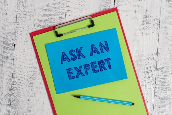 Textový znak zobrazující "Zeptejte se experta". Konceptuální fotografie konzultujte s někým, kdo má obratnost k něčemu nebo dobře informovaný barevná schránka prázdná značka papírového listu lepicí Poznámka dřevěné pozadí. — Stock fotografie