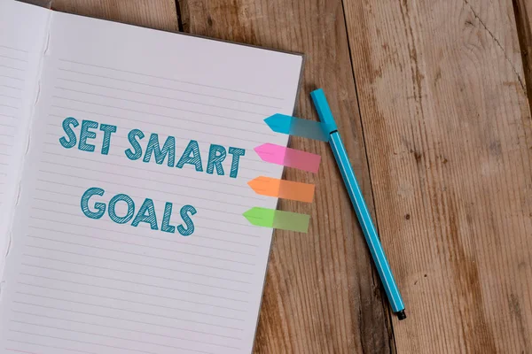 Scrittura concettuale a mano che mostra Set Smart Goals. Business foto testo dando criteri per guidare nella definizione degli obiettivi Strisce notebook colorato freccia striscioni sfera sfondo in legno. — Foto Stock