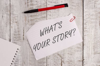 Kelime yazma metni Nedir S Your Story soru. Geçmiş yaşam olayları hakkında gösteren soran analiz için İş konsepti Ahşap masanın üzerine yerleştirilen bir kalem ile yırtık kağıt ve defter levha.