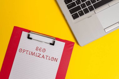 Seo Optimizasyonu gösteren kavramsal el yazısı. Web sitesi veya sayfa nın çevrimiçi görünürlüğünü etkileyen iş fotoğrafı metin süreci Parça görünümü metalik dizüstü pano kağıt renkli arka plan.