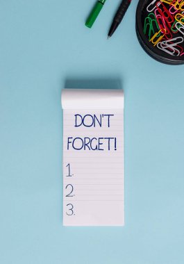 Kelime yazma metni Don T Forget. Pastel fon üzerinde bilgisayar faresi ile önemli bir gerçek veya detay Dizüstü ve yazma donanımı hakkında birisi hatırlatmak için kullanılan iş konsepti.