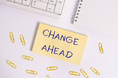 İleride Değişimi gösteren kavramsal el yazısı. Başka bir Farklı Ol ile değiştirmek veya değiştirmek için vitrine çıkan iş fotoğrafı.