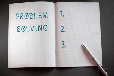 Kelime yazma metin Problem Çözme. Zor veya karmaşık sorunlara çözüm bulma süreci için iş konsepti Damalı matematik kitabı ve dokulu çalışma masasının üzerine yerleştirilen klasik gümüş kalem.