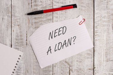 Kelime yazma metni Bir Kredi soru gerekir. Ahşap masanın üzerine yerleştirilen bir kalem ile yırtık kağıt ve defter levha gösteren veya iş finansmanı için bir para sunmak için iş konsepti.