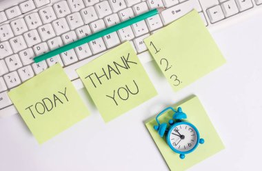 Teşekkür gösteren bir not yazmak. Bir hediyeyi veya hizmeti kabul ederken kullanılan kibar bir ifadeyi gösteren iş fotoğrafı.