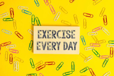 Her Gün Egzersiz'i gösteren metin işareti. Kavramsal fotoğraf, formda ve sağlıklı olmak için vücudu enerjik bir şekilde hareket ettirin.